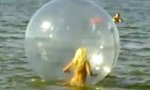 Lustiges Video : Wasser-Blondinen-Ball