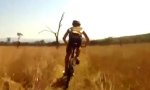 Lustiges Video : Auf Radtour in der weiten Steppe