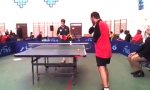 Lustiges Video : Tischtennisspieler mit leichtem Handicap