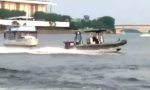 Lustiges Video : Polizeiboot auf Fahrerflucht