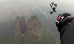 Lustiges Video - Mit Wingsuit durch Felsspalte