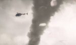 Helikopter wird in Tornado gezogen