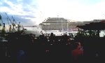 Kreuzfahrtschiff spielt Seven Nation Army