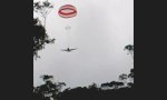 Lustiges Video : Flugzeug am Fallschirm