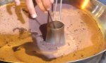 Lustiges Video - Kaffee auf Sand