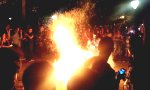 Lustiges Video : Gechillt übers Lagerfeuer springen