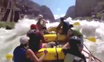 Lustiges Video : Kleine Welle beim Rafting
