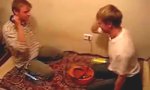 Lustiges Video : Flasche zum Kopp