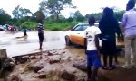 Funny Video : Mit dem Auto durch die Flut