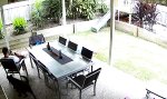 Funny Video : Adrenalinschub beim Chillen auf der Veranda