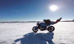 Motorrad Solo-Tour auf zugefrorenem See