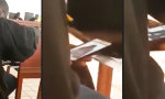 Movie : Pfarrer schaut Twerking Videos