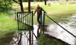 Lustiges Video - Dennis Superman, der Pfützenflieger