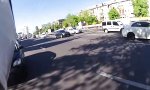 Movie : Motorradfahrer verfolgt Handtaschendieb