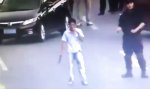 Große chinesische Polizistin fackelt nicht lange