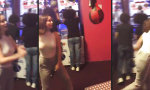Lustiges Video - Girl vs Punch Bag