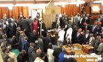 Lustiges Video : Im Parlament von Uganda fliegen die Fäuste