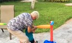 Oma spielt mit dem Nachwuchs