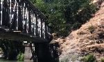 Zwei Backflips von der Brücke