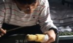 Lustiges Video - Mais mit Stäbchen essen