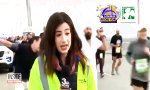 Lustiges Video - Kleiner Klaps für die Reporterin