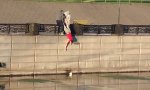 Funny Video : Ball-Bergung aus dem Flußbett