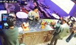 Lustiges Video : Feurige Begegnung an der Cocktailbar
