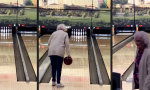 Oma auf der Bowlingbahn