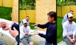 Die Flasche ist weg, bis man genauer hinsieht