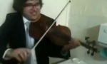 Funny Video : Wasserhahn und Geige im Duett