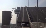 Lustiges Video : Brücke erst aufräumen, dann öffnen